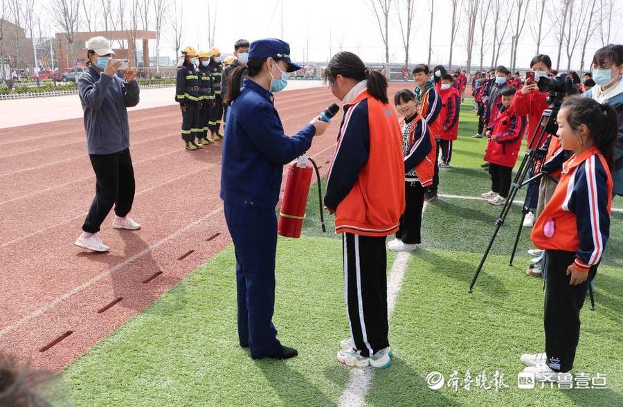 迎全國中小學生安全教育日鉅野消防小手拉大手開展活動