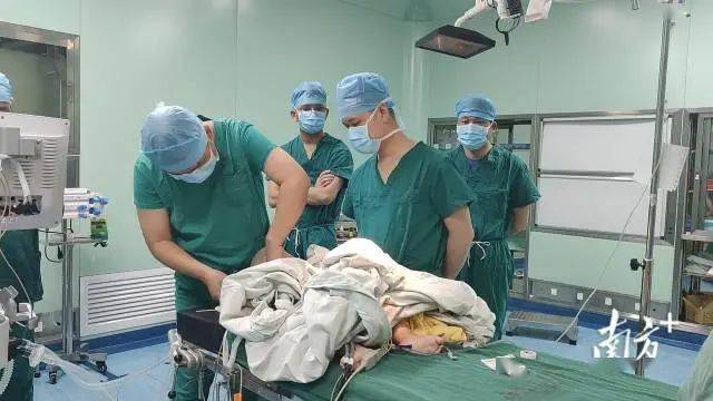 云浮首例一岁半大头娃娃脑积水手术成功实施