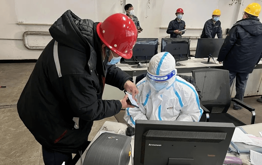 德鄰陸港汽車運輸有限公司三公司常駐鮁魚圈青工在工位就餐休息.