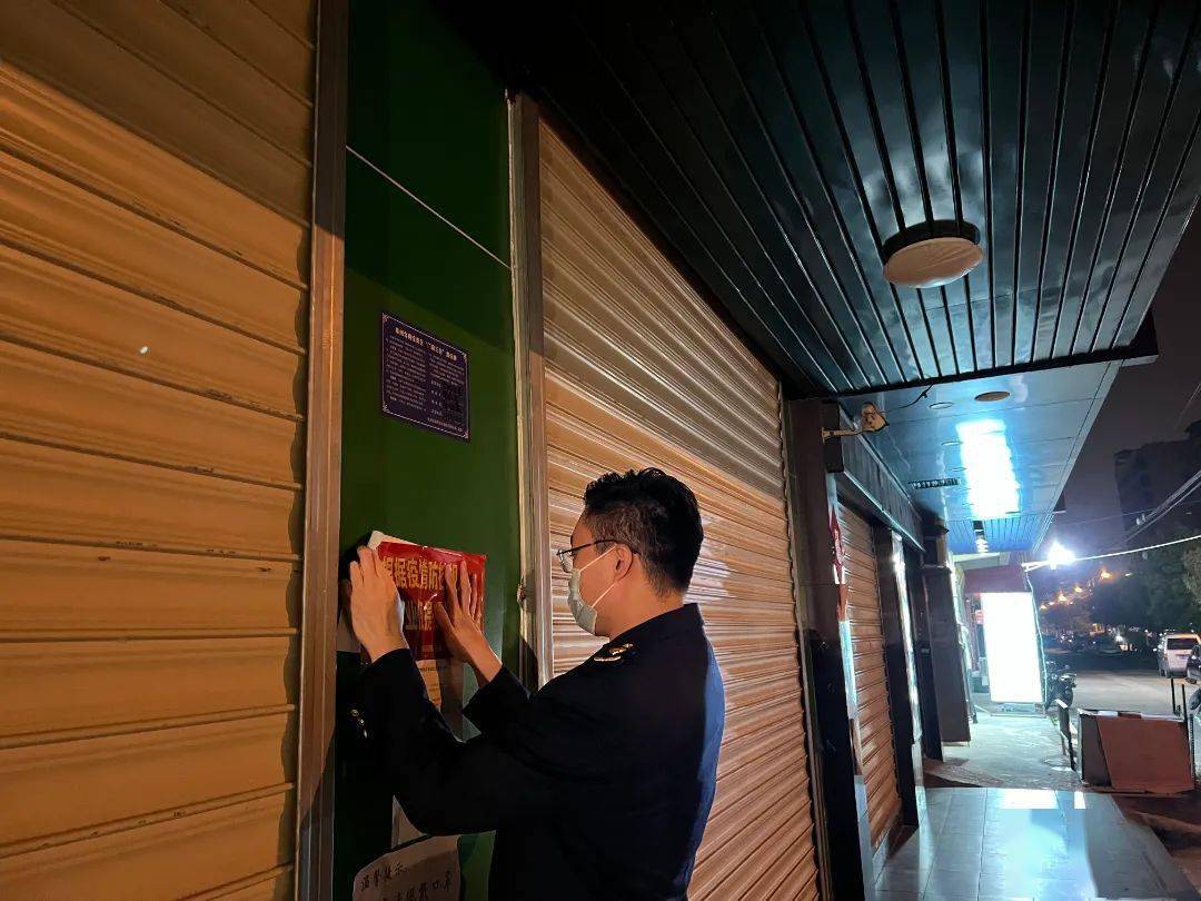 泉力以赴同心抗疫红门贴白封条疫情消费要记牢