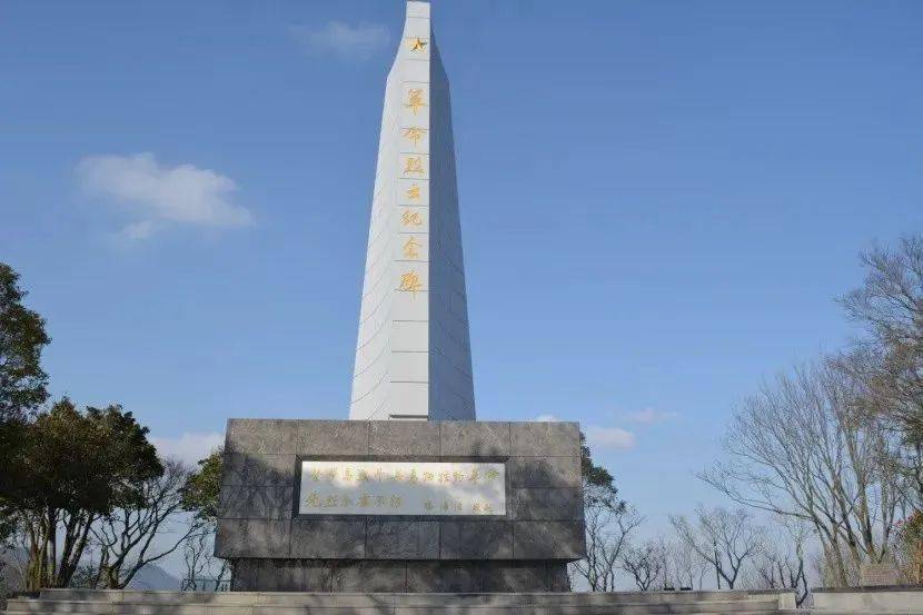 舟山市普陀区青龙山革命烈士纪念碑目前已整修完毕,以焕然一新的面貌