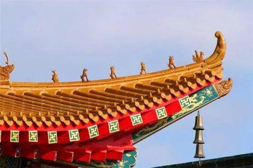 飞檐是中国传统建筑檐部形式,多指屋檐特别是屋角的檐部向上翘起,若飞