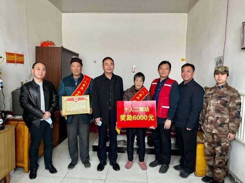 雄安新区安新县为立功受奖现役军人家庭送喜报
