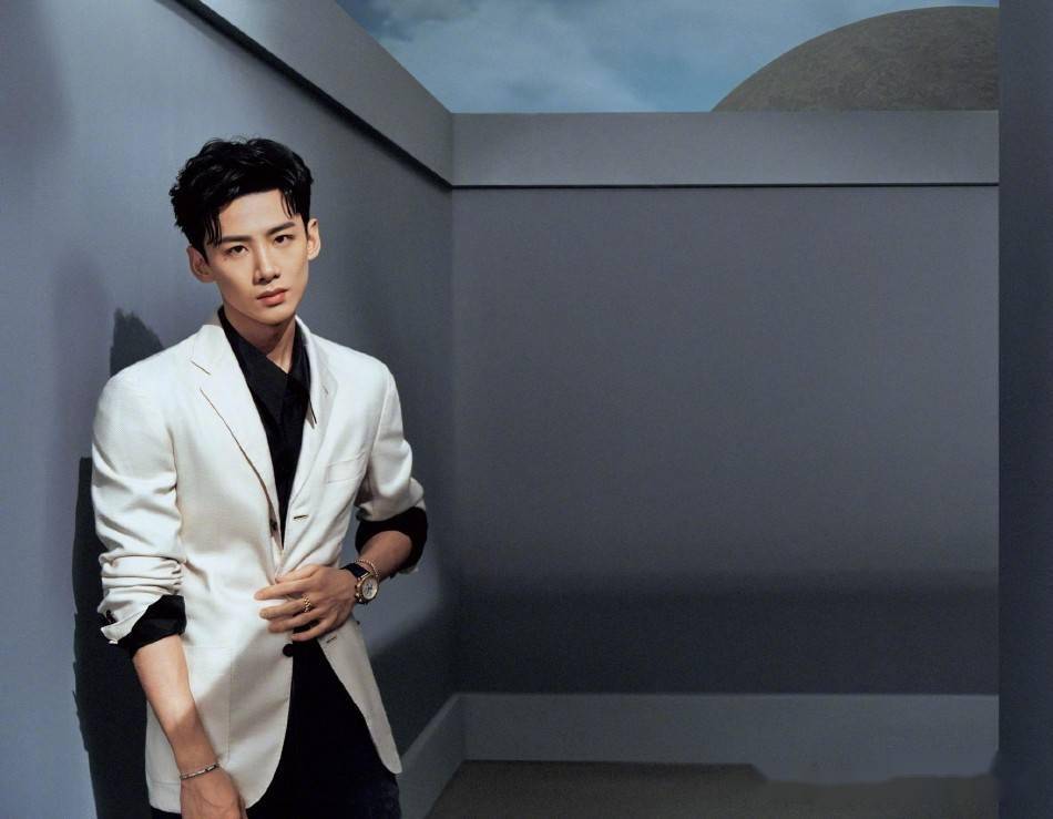 白敬亭冷调现代风大片释出着西装搭配衬衫成熟干练