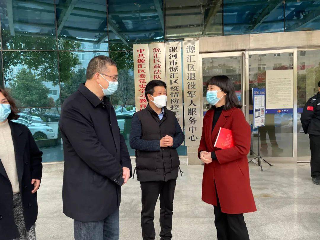 漯河源汇区卫健委主任刘亚利接受了捐赠,她表示:"将会在第一时间把