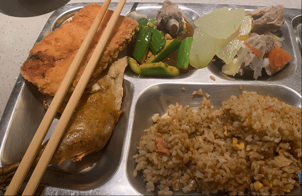 看完海底捞的员工餐再看自己的员工餐网友没对比就没伤害