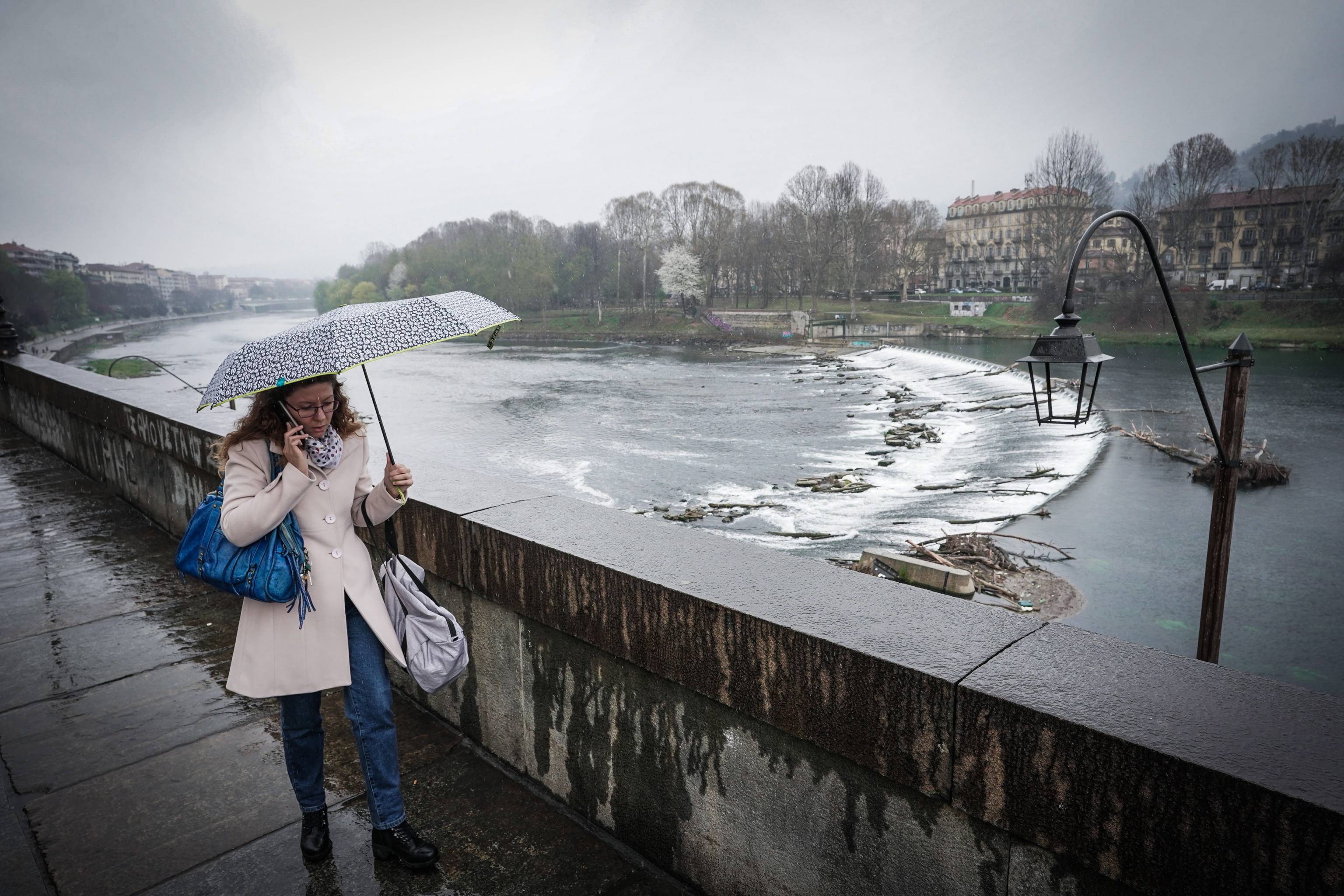 新华社/欧新3月30日,在意大利都灵,行人打伞冒雨出行.