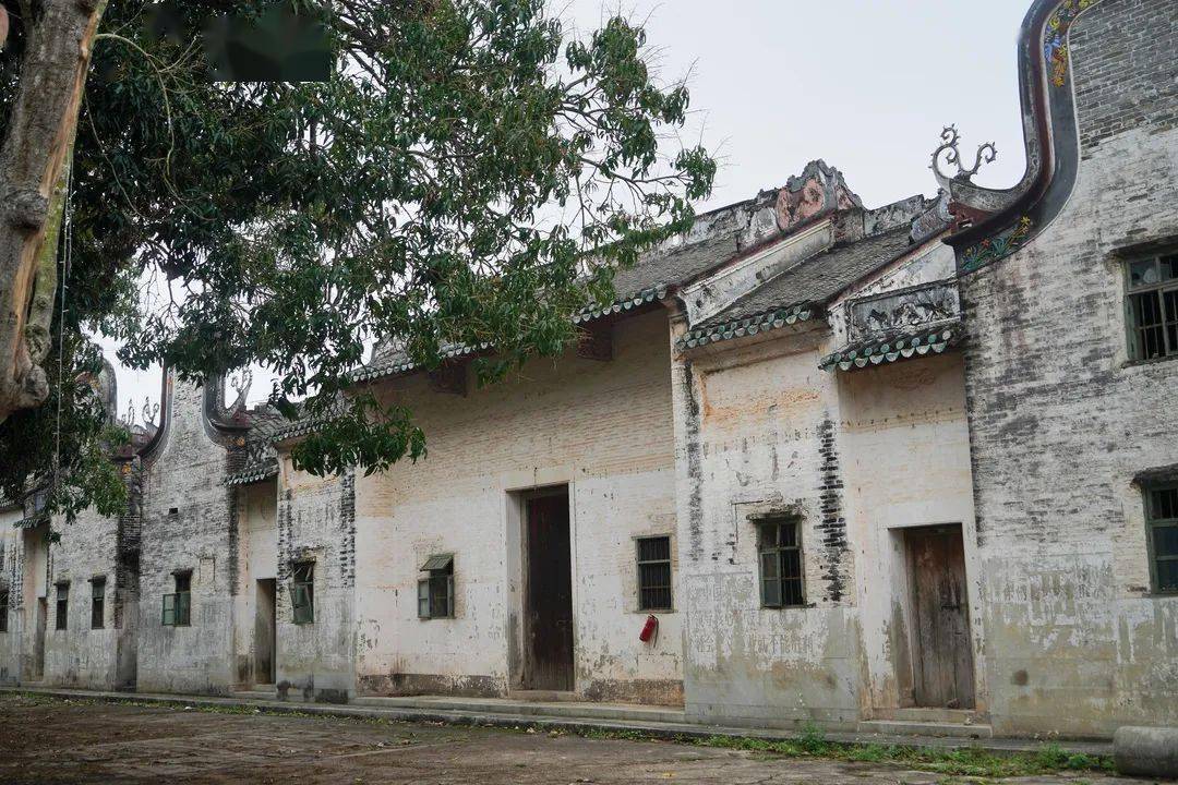 小型足球场,羽毛球场,各类健身设施,罗定这个镇的变化太大了吧!