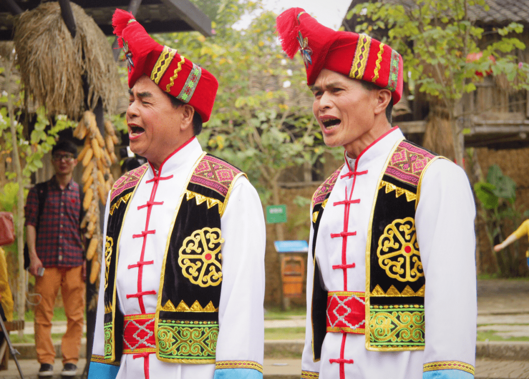 壮乡人民最是热情,为迎接客人,壮乡人手挂绣球,高声欢唱壮族"迎客歌"