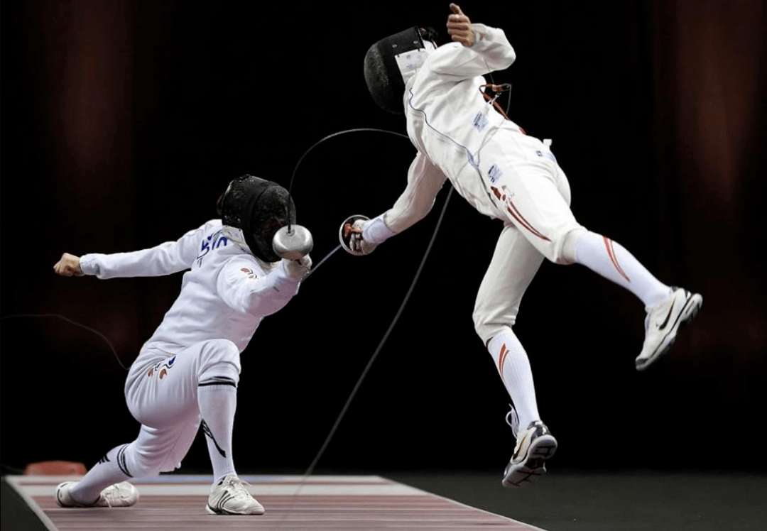 击剑分类击剑运动有三个剑种:重剑,花剑,佩剑.