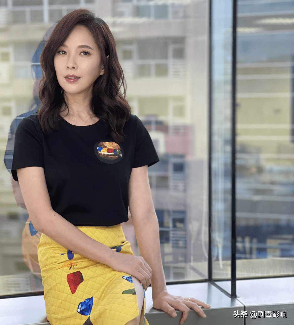 《第八号当铺》女主曝近况,穿深v裙秀事业线,小鲜肉羞到不敢看_天心