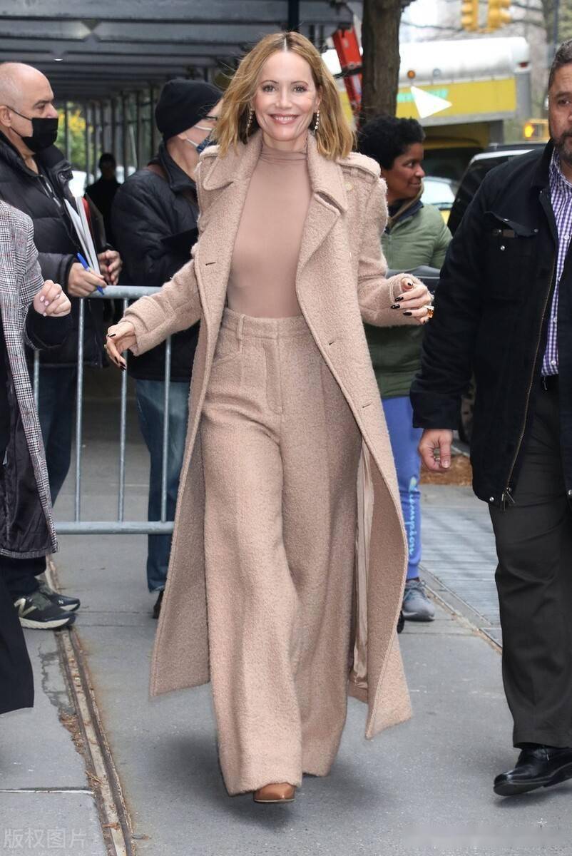 演员莱斯利·曼恩前往录制节目 气质优雅自然大方当_美国纽约_时间