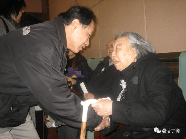 罗雪村摄影2009年11月29日,杨宪益伯伯的遗体告别仪式在八宝山殡仪馆