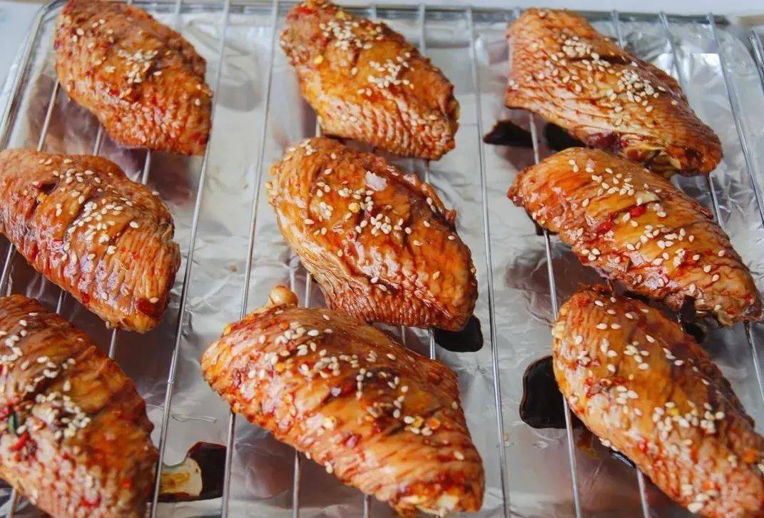 用烤箱做香辣烤翅,外酥里嫩,又香又辣超过瘾,备