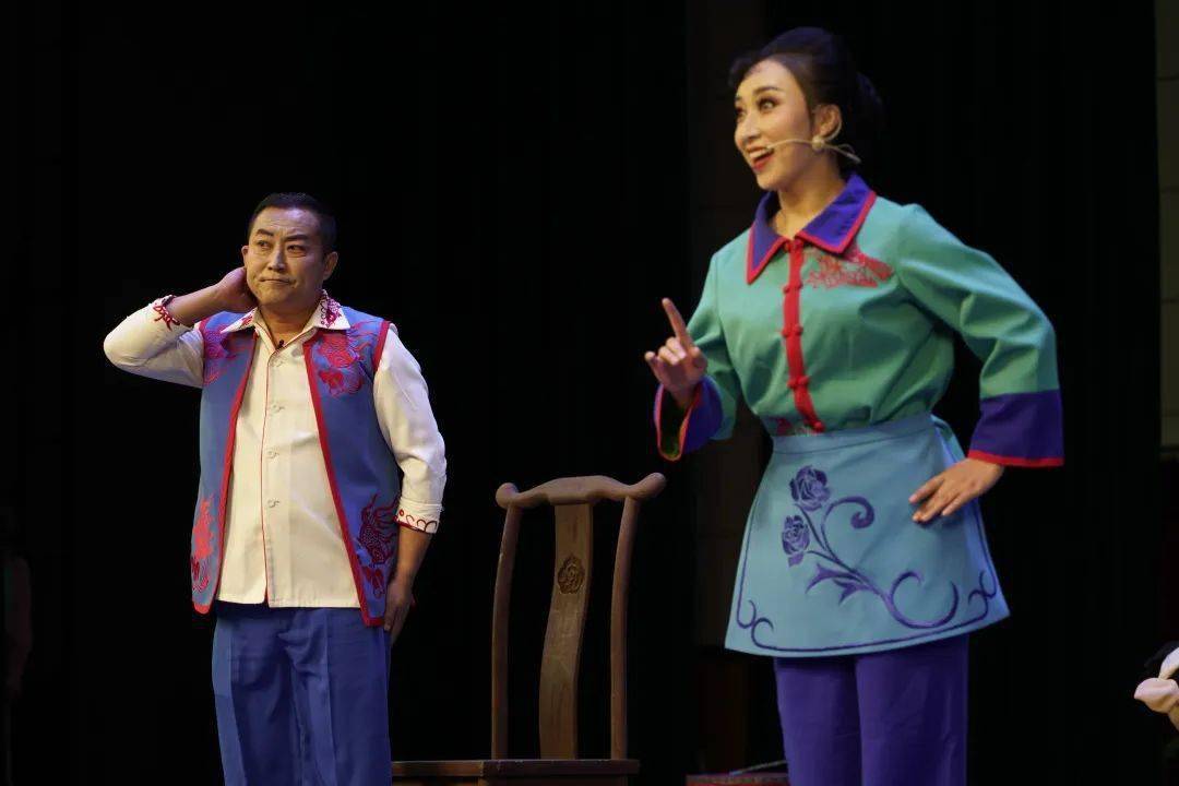 主创阵容强大,演员实力雄厚,采用了群众喜闻乐见的二人台形式,进一步