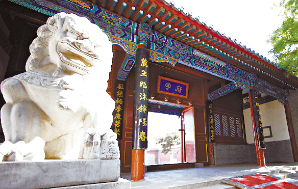 明朝属教忠坊,因顺天府学设在此胡同而得名.