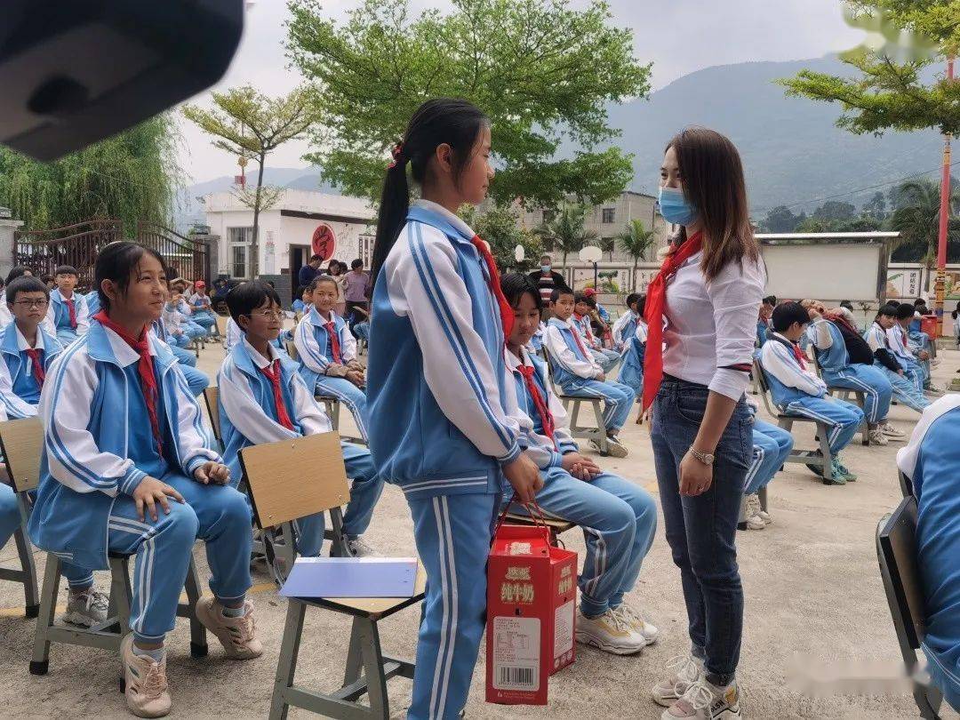 香香牛奶爱意浓 爱心助困儿童情_人士_教育_杨建斌