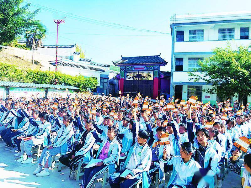 武定县万德镇普法宣讲团成员如约走进万德中学,为师生们送上新学期的"