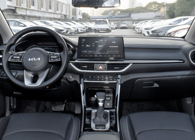 起亚k6适合家用入门就配自动挡比朗逸大一号帝豪不能比