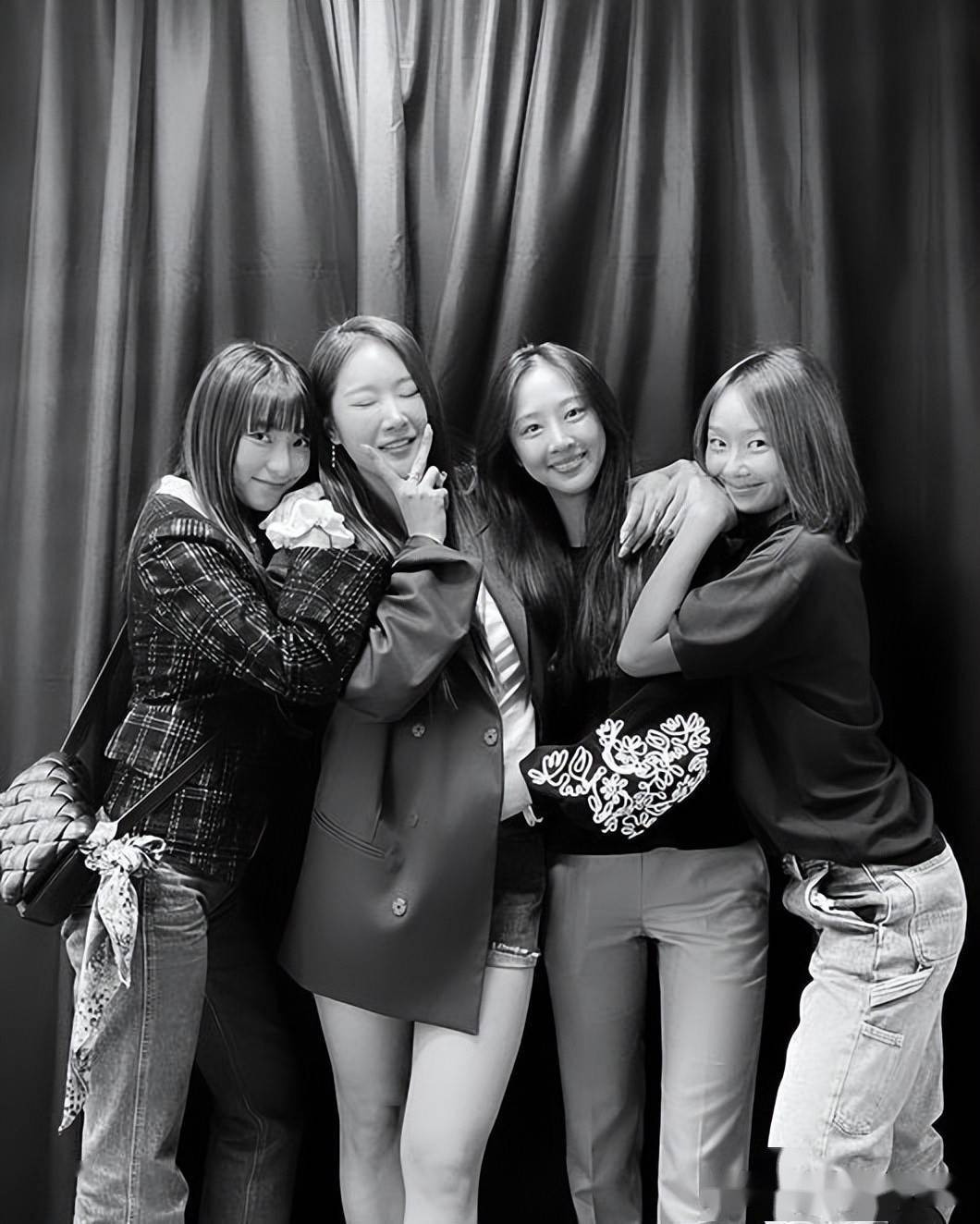 孝琳晒sistar完整体合照成员们齐齐现身昭宥演唱会