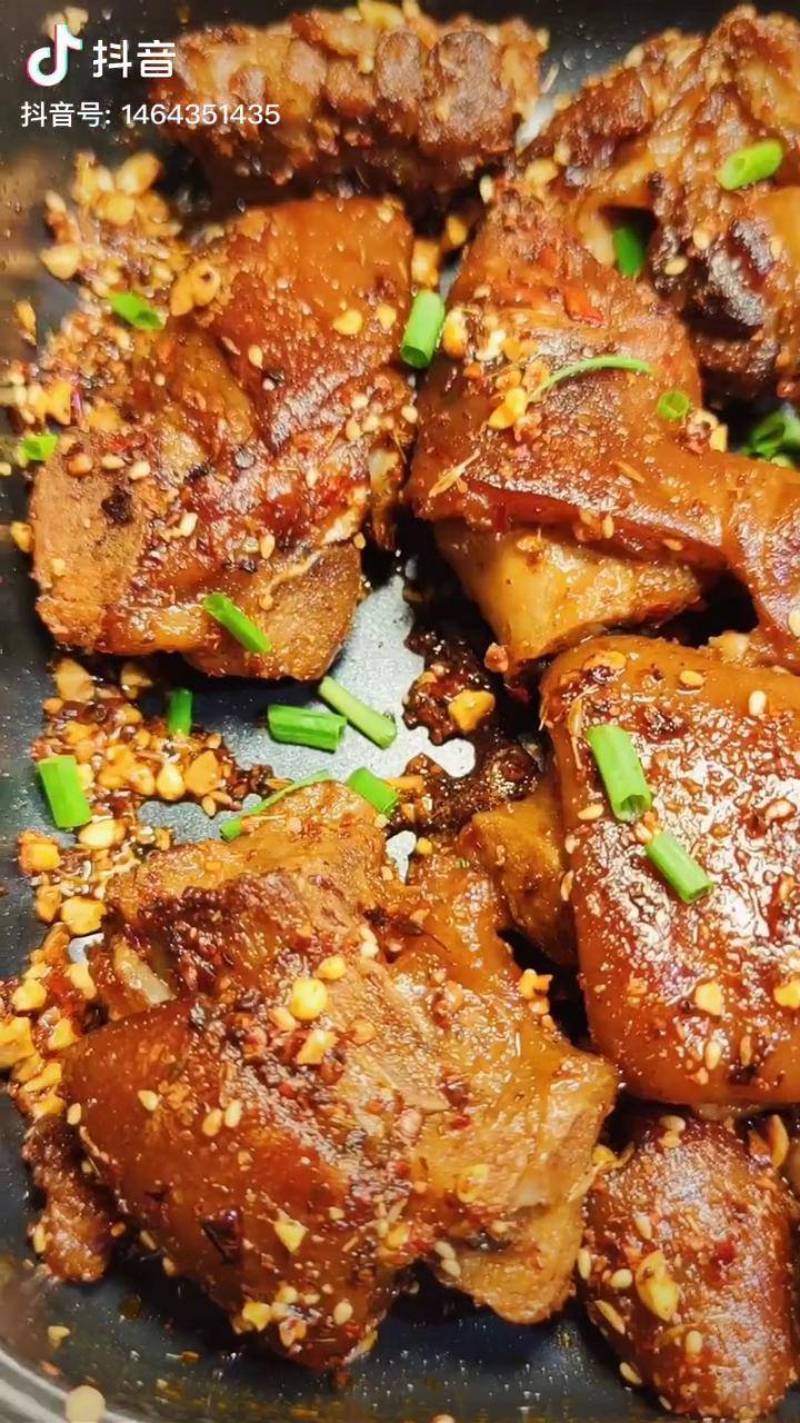 香煎猪蹄来杯啤酒吃着一盘香煎猪蹄味道真不知道有多爽香煎猪蹄深夜放