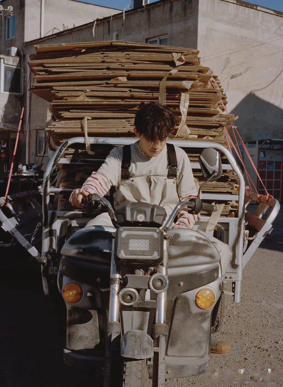 新鲜的易烊千玺时尚杂志照,cool