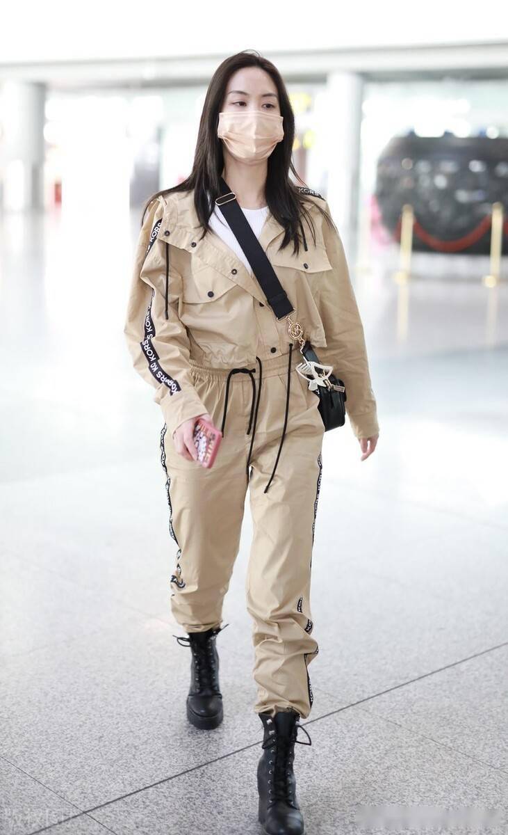 街拍王霏霏卡其色连体裤黑色短靴洒脱有气质