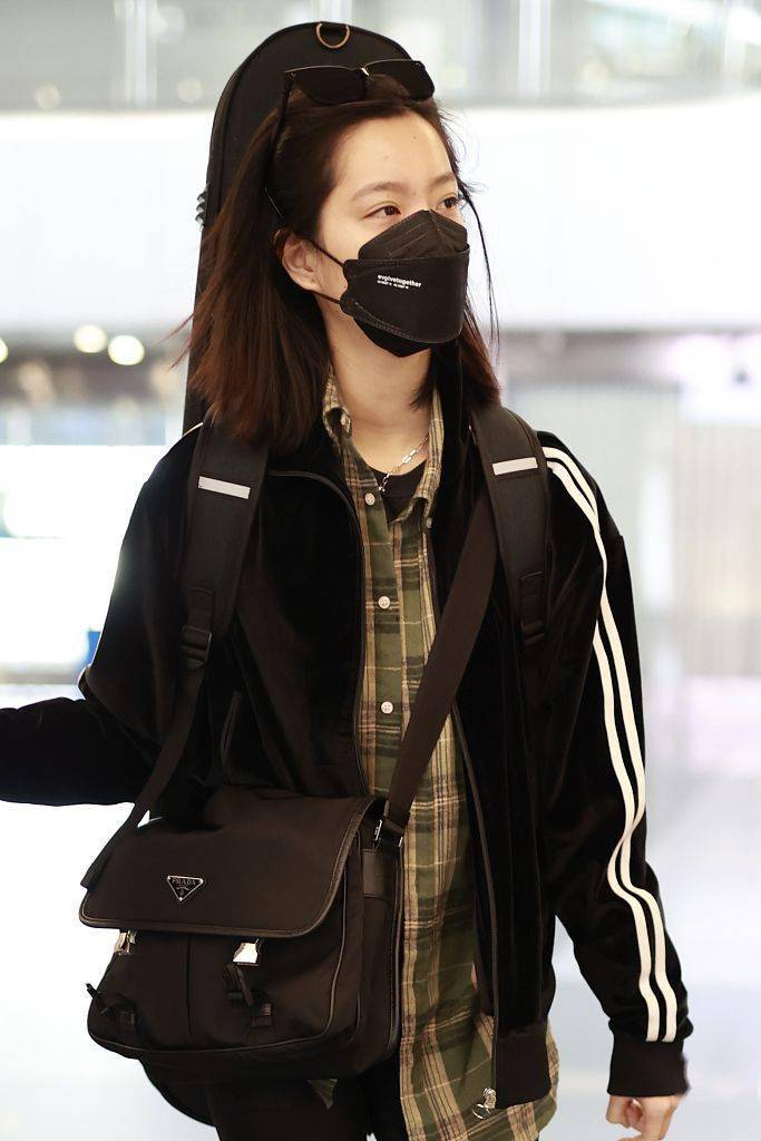 庄达菲黑色运动外套搭格纹衬衫 动感元气_摩登_皮鞋_紧身