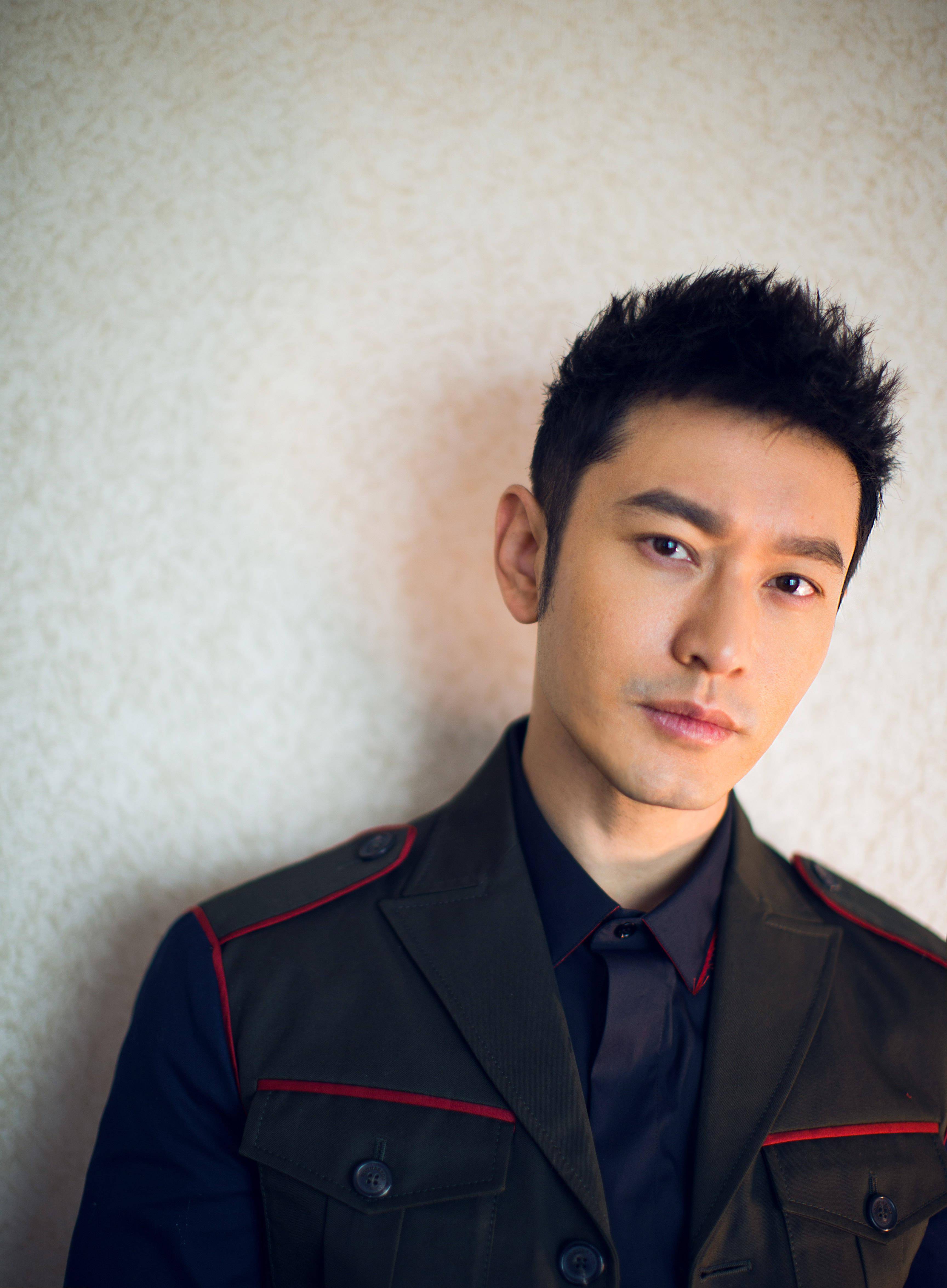 图为黄晓明所捐赠的物资其中,著名演员黄晓明为上海捐赠10万只医用