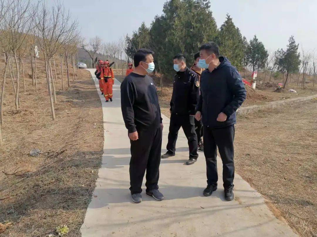 区园林绿化局局长刘晨光四不两直检查森林防火工作