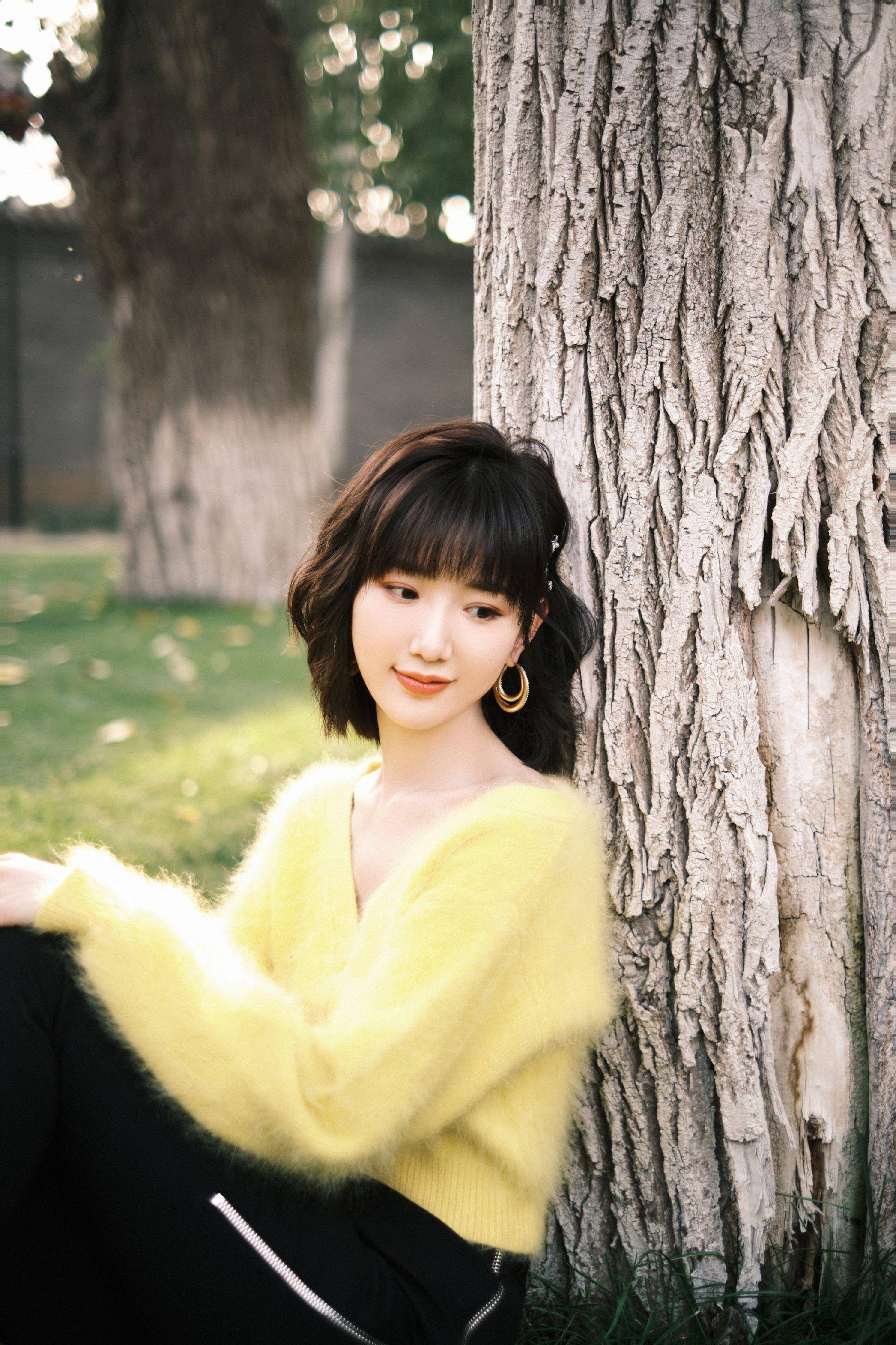 原创毛晓彤演绎复古风穿黑抹胸长裙配微卷发魅惑气息抵挡不住