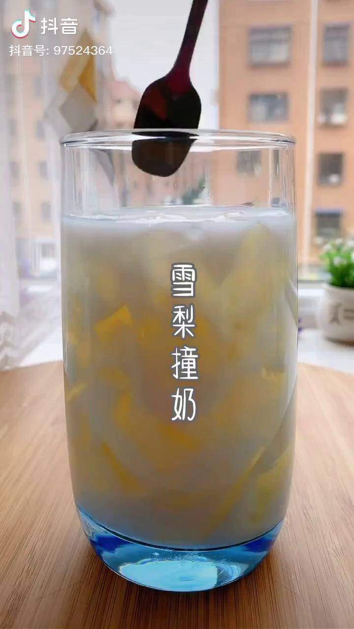 清凉一夏消暑必备水果撞奶雪梨