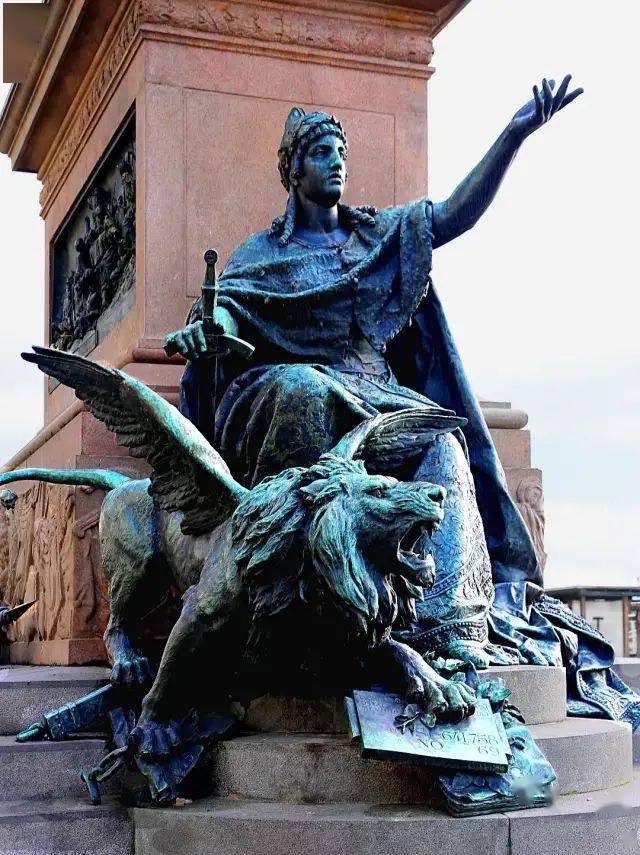 9埃马努埃莱二世和威尼斯的保护神圣马可飞狮10碑身为表现战争和胜利