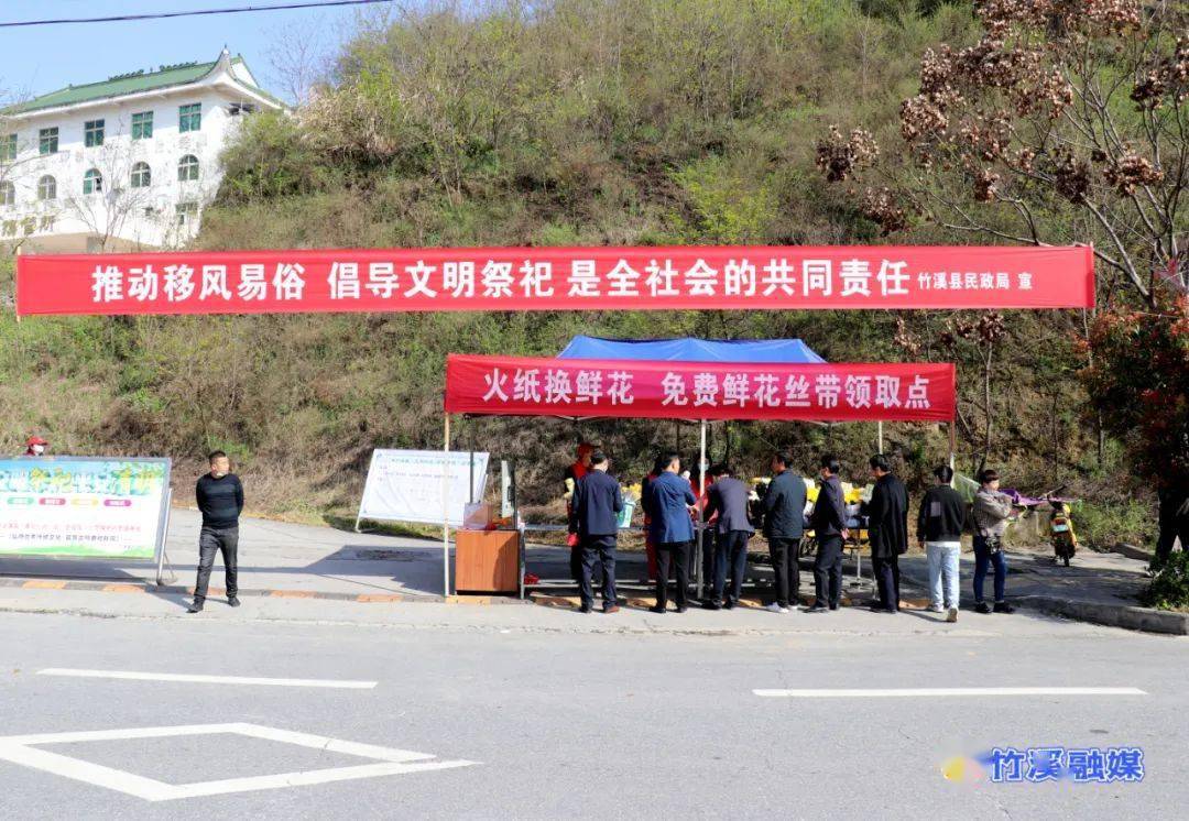 期间祭扫群众集中,人员多的特点,县委文明办,县民政局通过标语,横幅