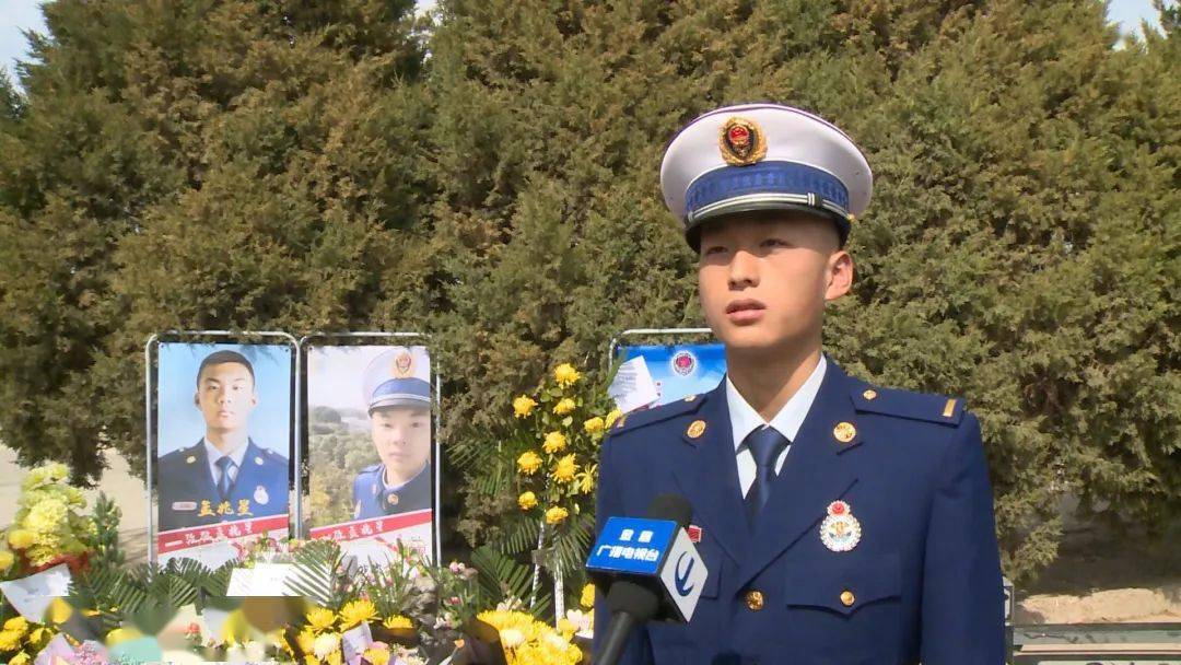 市消防救援支队宁远特勤站的消防救援人员向孟兆星烈士墓碑敬献了鲜花