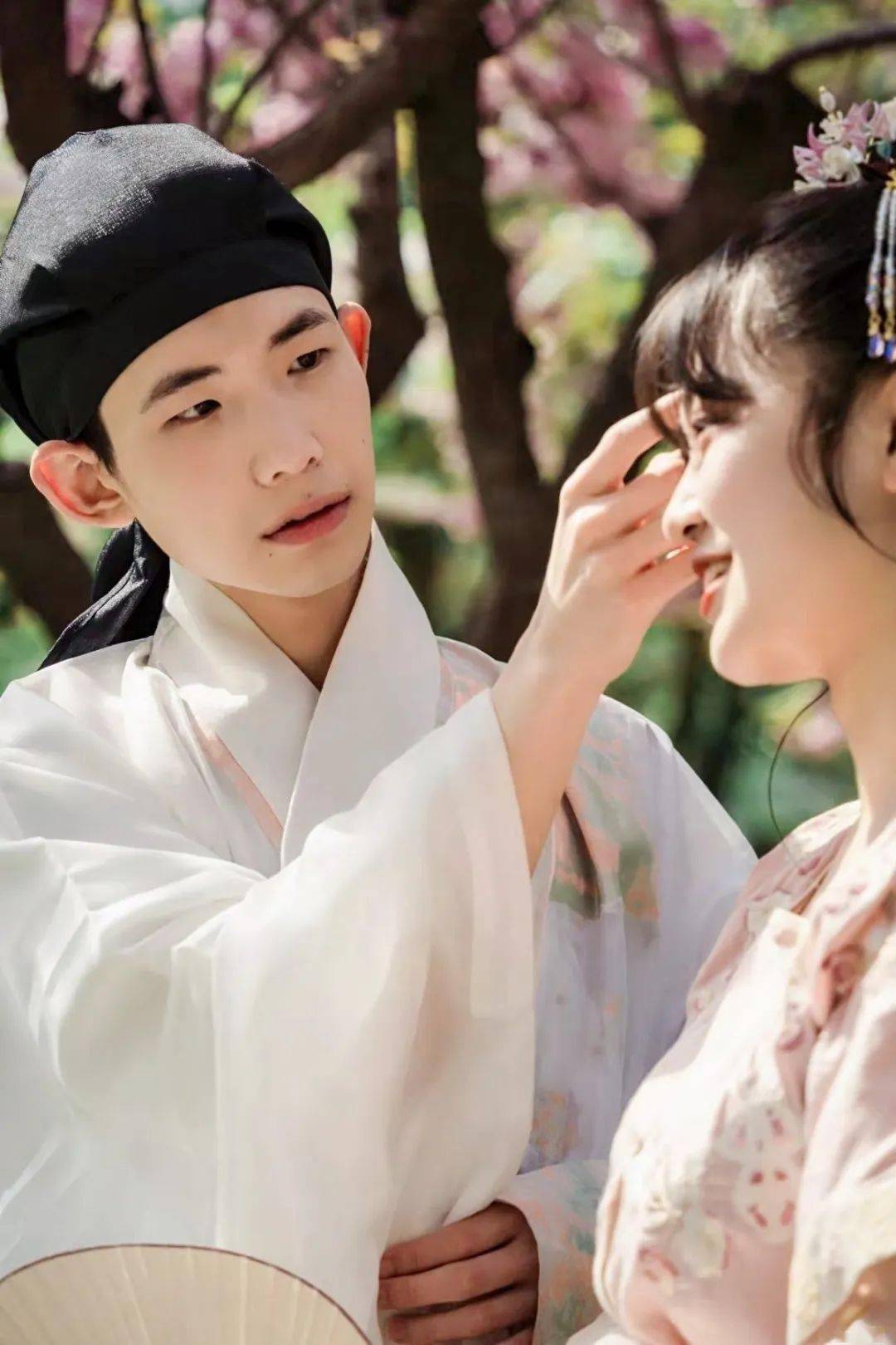 上巳节着汉服佳人才子游园寻春镌刻西大满庭好景