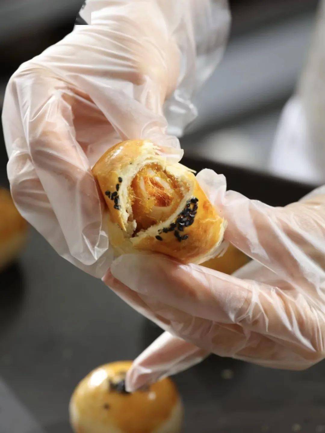 私房主卖蛋黄酥每月赚2w+她到底怎么卖的?