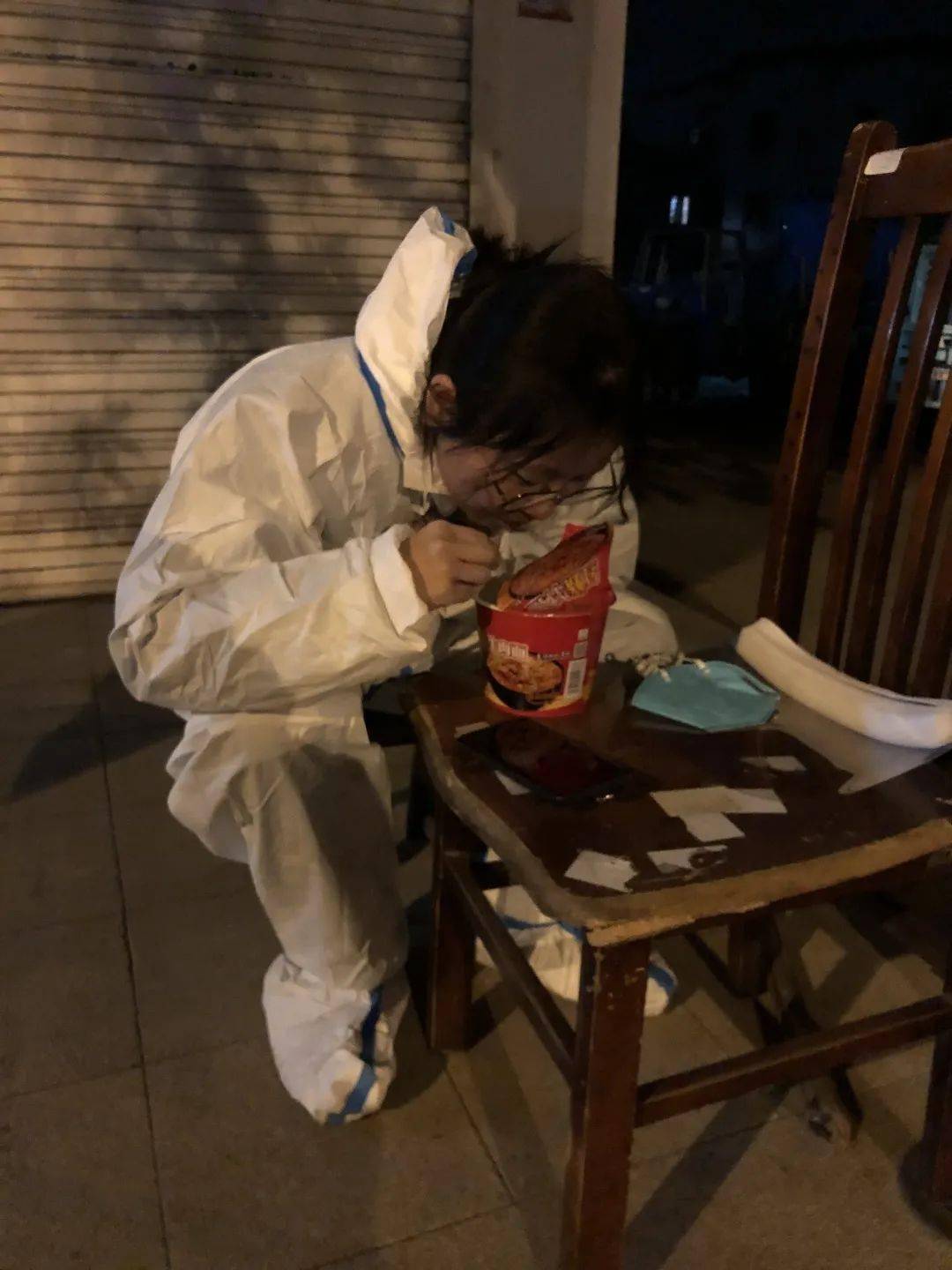 他们吃饭的样子很狼狈但真的很美