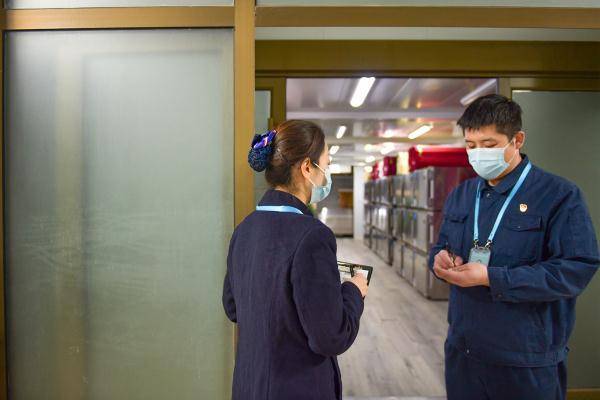 3万位逝者被送往她所在的北京市东郊殡仪馆火化,在此之前,其中约5000