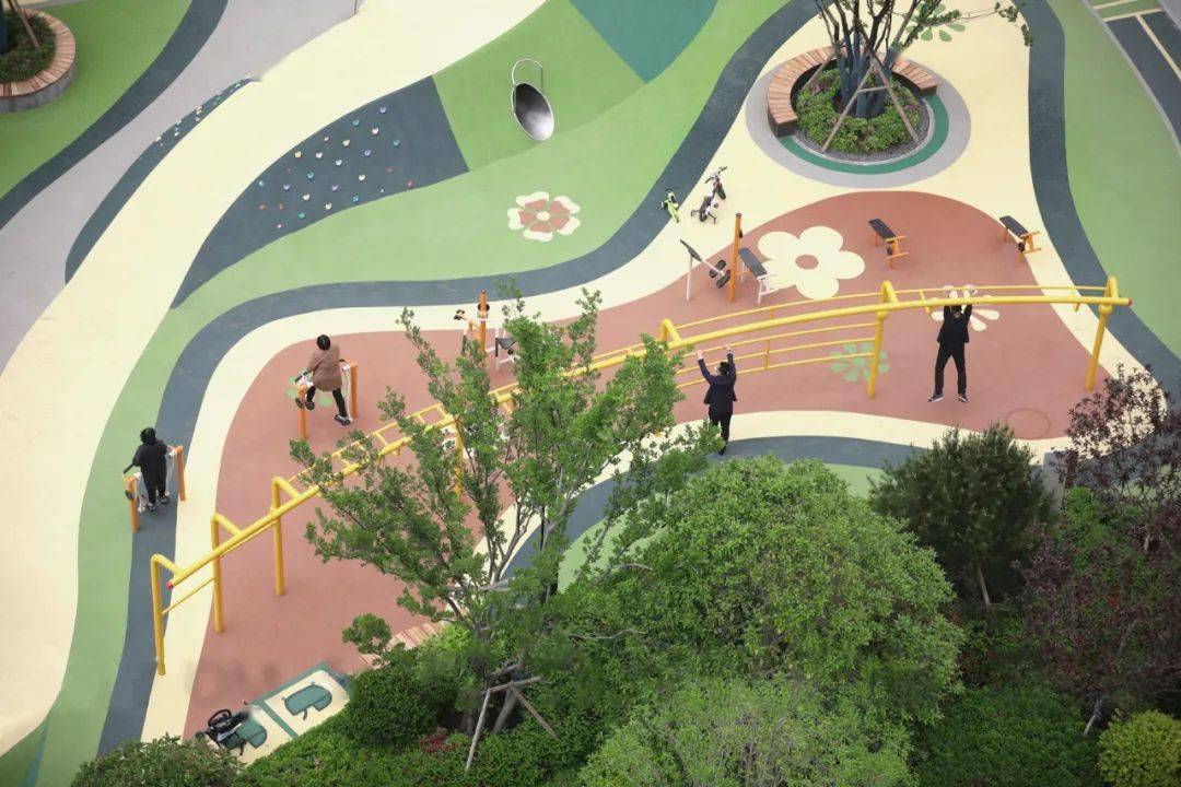 铺装以大地色,融于绿化环境,为各个年龄段的儿童设置了适宜其心理和