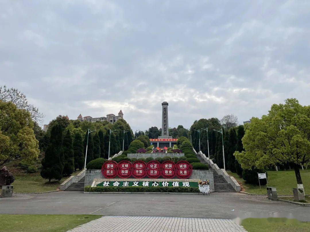 缅怀先烈平江县自媒体协会今日在烈士陵园举行清明祭扫活动