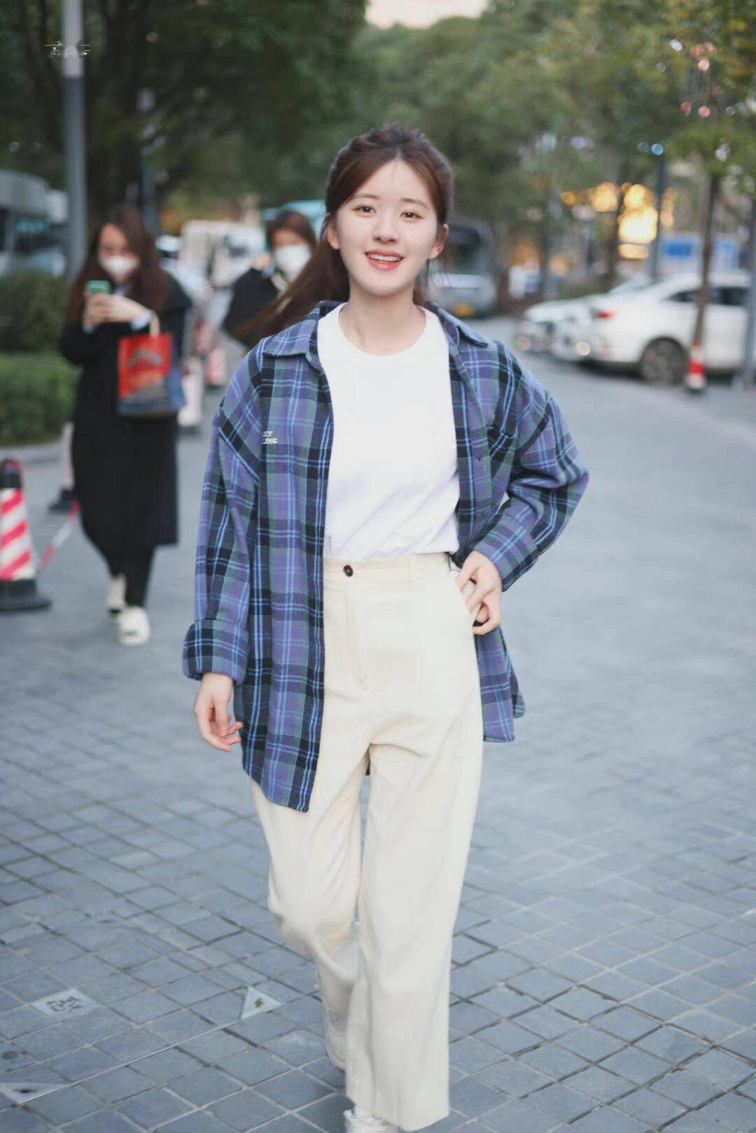 赵露思真是一位穿搭精格纹衬衫米色直筒裤时髦减龄还优雅