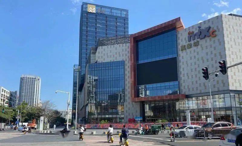 闯红灯等不文明现象,万象城,苏宁广场,时代广场一带路面干净,有保洁