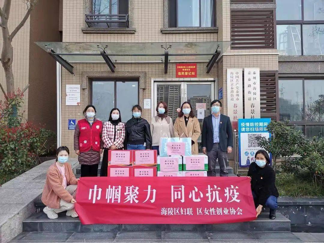 烘焙总经理王明春,辗转四个社区,将矿泉水和方便面送到社区工作者手中