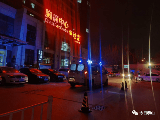 一辆救护车刚刚抵达急诊部4月2日,19:50,龙潭路,泰山大街转盘