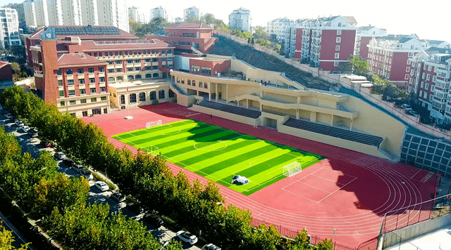 崂山区麦岛中学规划设计24个教学班,主要招收麦岛小学应届毕业生.