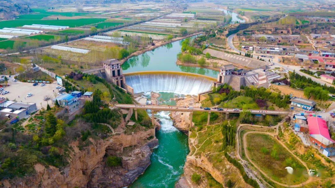 4月3日,在位于蒲城县与澄城县交界的龙首坝,瀑布奔流而下犹如壶口