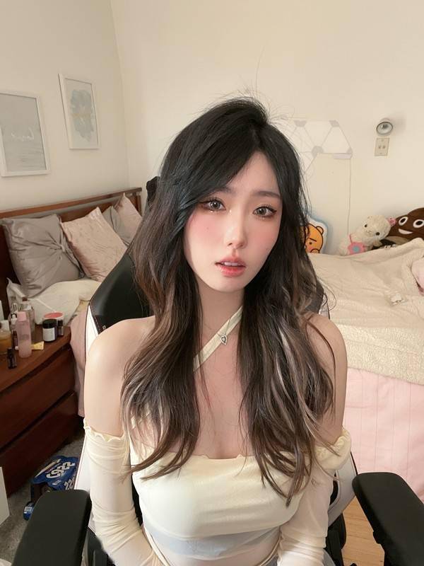 华裔女主播初来乍到,红莲偷偷送礼物坐上榜一大哥宝座_萱萱_虎牙_直播