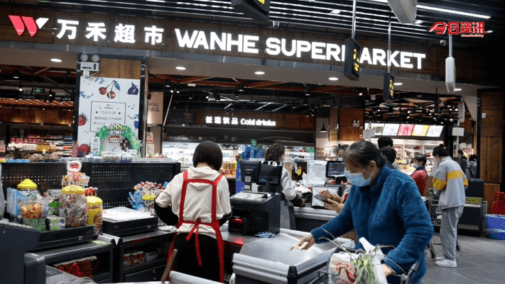 4月1日,记者在万禾超市尚城店看到,超市货架上米,面,粮油,蔬菜水果,肉