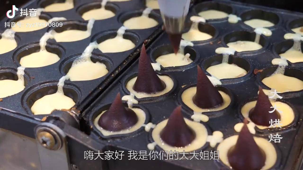 超火爆的街頭小吃手工核桃蛋糕12顆35塊一放學孩子們排隊買